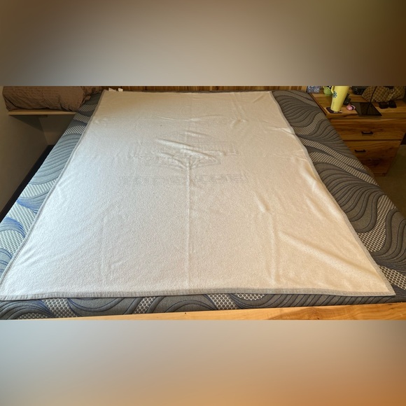 Harley-Davidson Orange and Black Logo Blanket - Picture 5 of 5